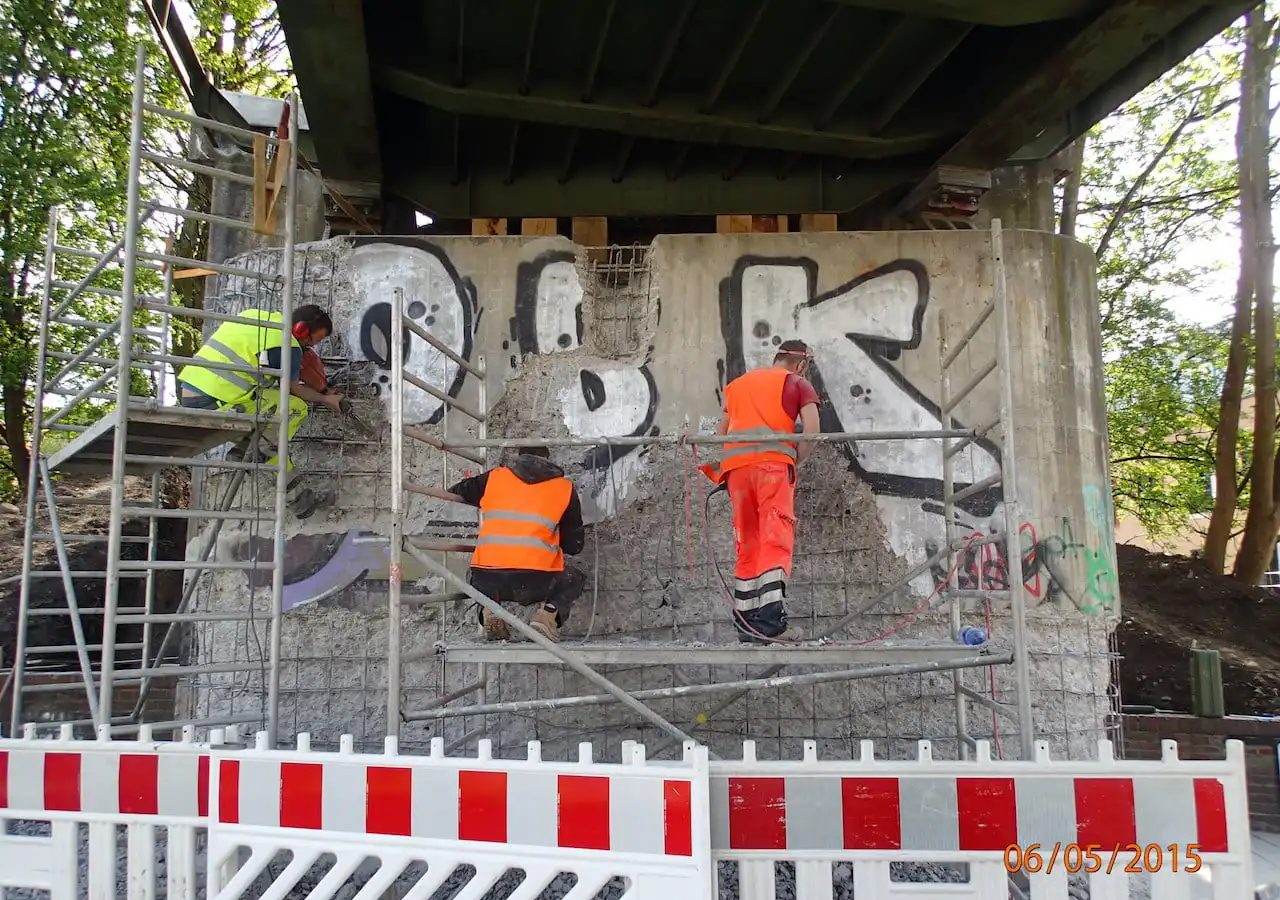 Betoninstandsetzung an einem Brückenträger