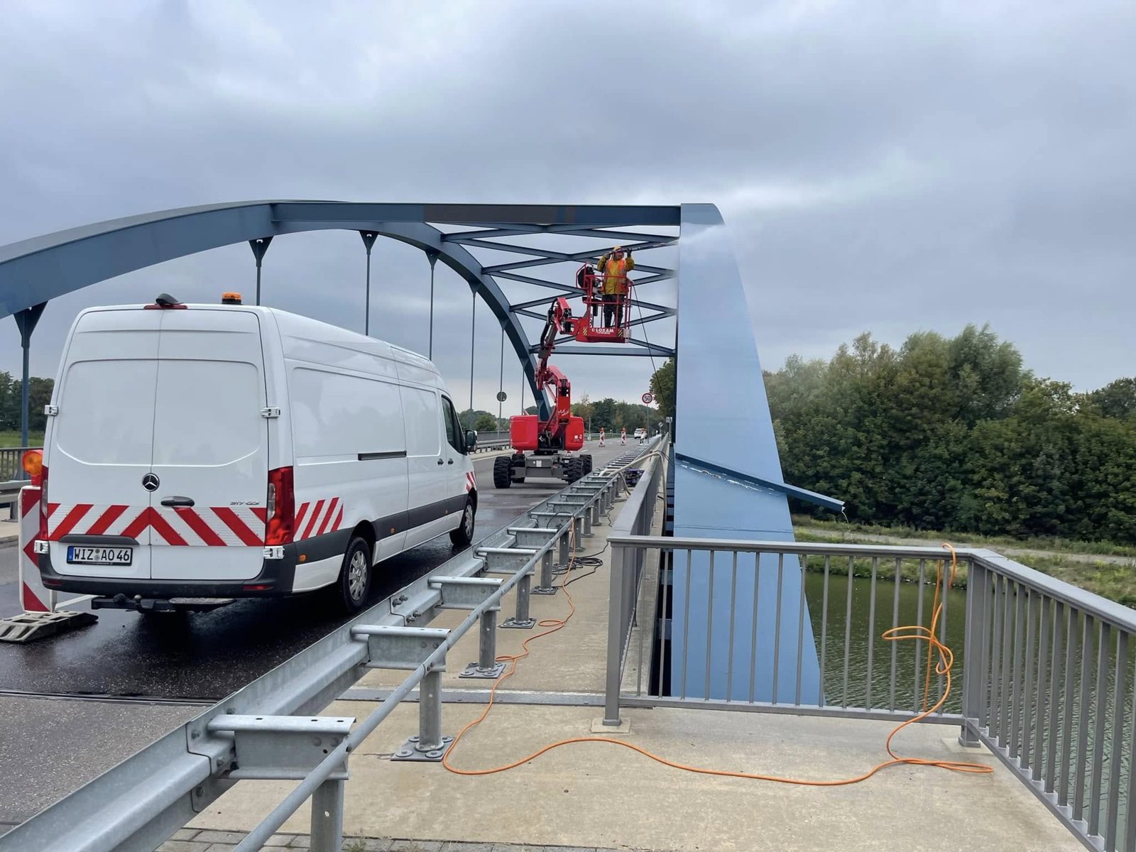 Fahrzeuge der Artur-Bau im Einsatz auf einer Brücke