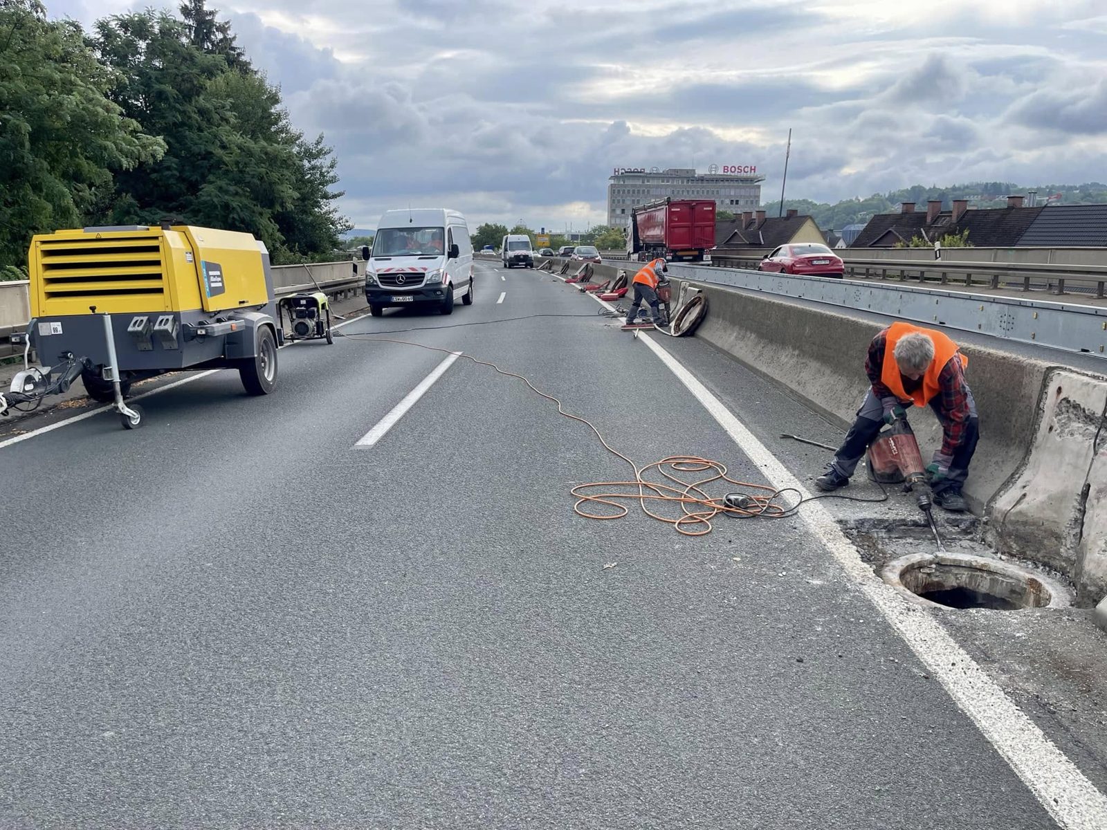 Fahrstreifensperrung mit Leitbaken an einer Brückenbaustelle