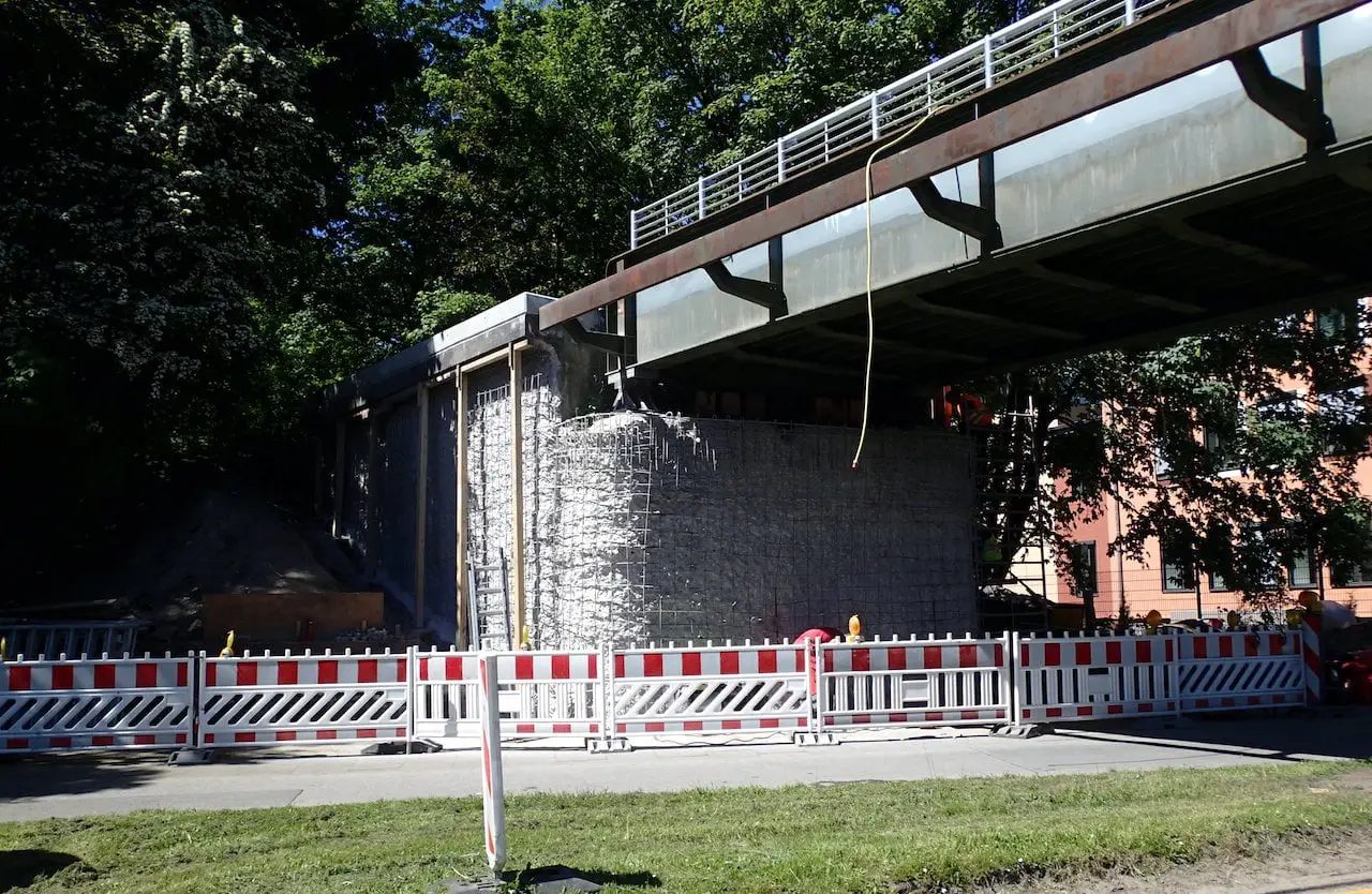 Eingerüstete Brücke mit Verkehrssicherung – Baustelle der Artur-Bau