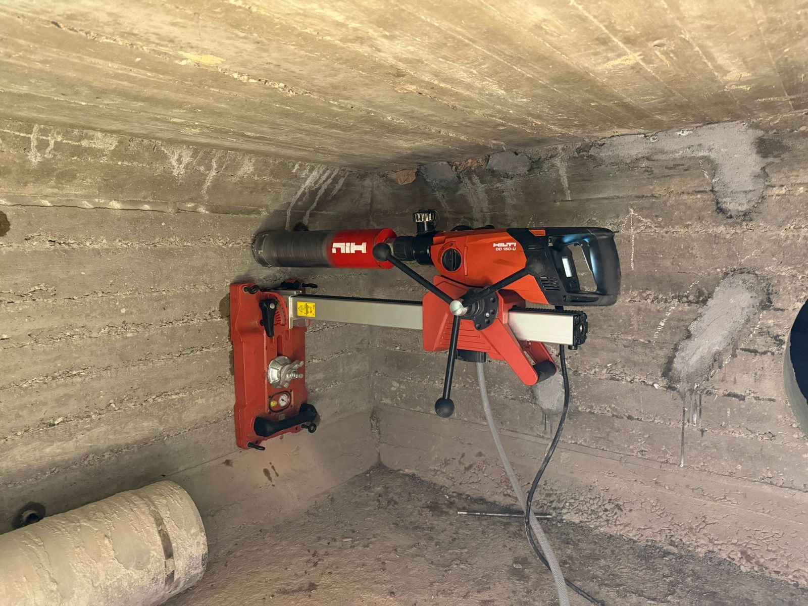 Kernbohrung im Hohlkasten für die Bauwerksentwässerung