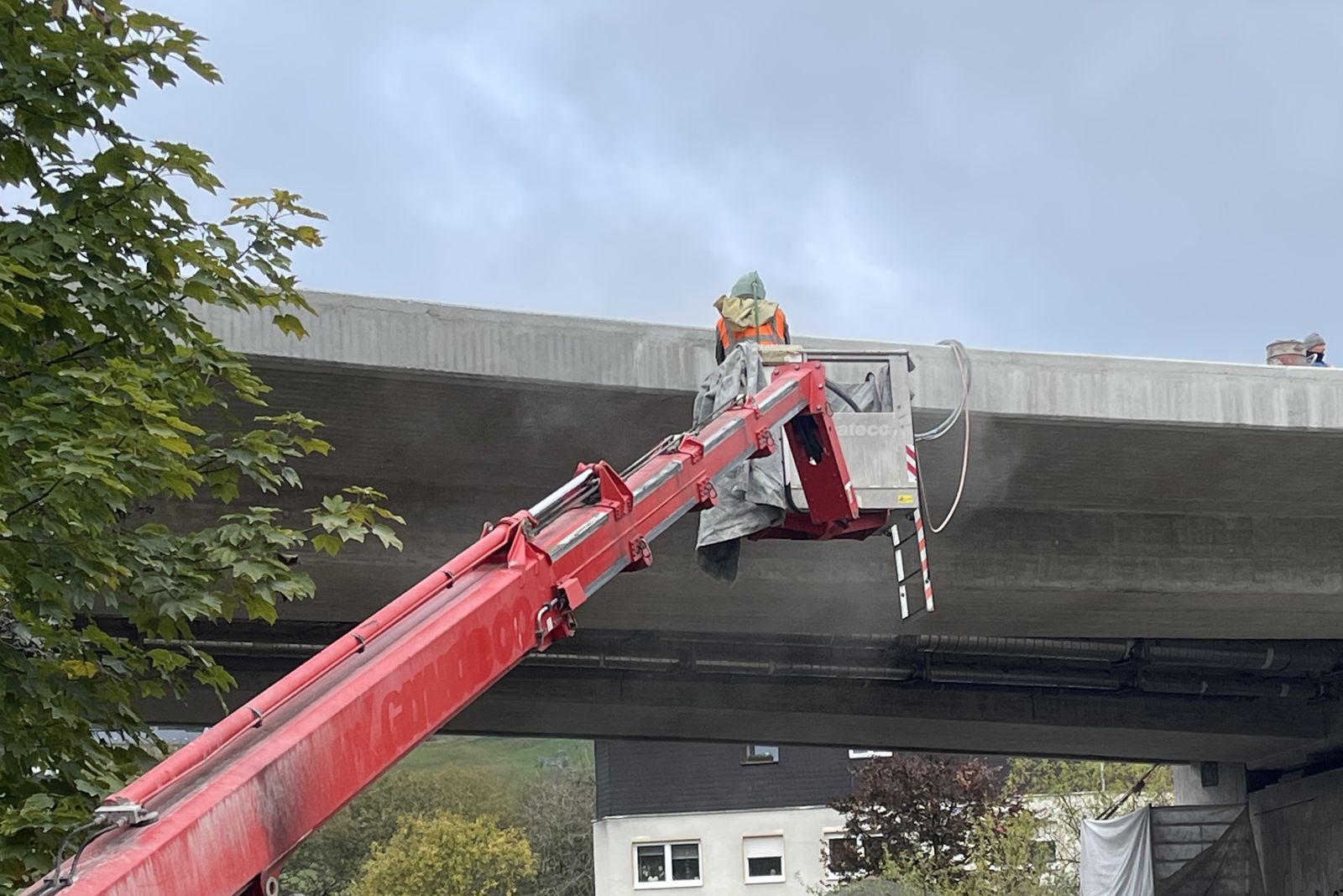 Betoninstandsetzung der Überbauuntersicht von der Hubarbeitsbühne